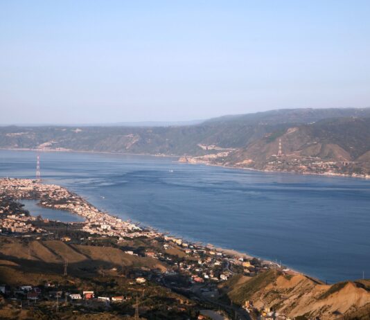 Veduta dello Stretto di Messina