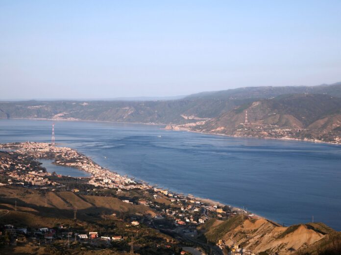 Veduta dello Stretto di Messina