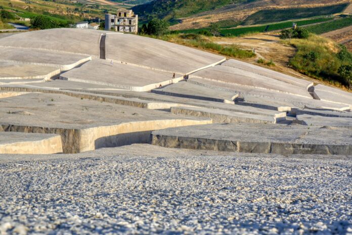 Dettaglio del Cretto di Burri a Gibellina Vecchia
