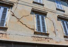 Prevenzione antisismica: la facciata di un palazzo danneggiata da un terremoto