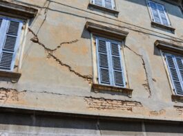 Prevenzione antisismica: la facciata di un palazzo danneggiata da un terremoto