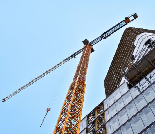 Ripresa dal basso di una gru a torre