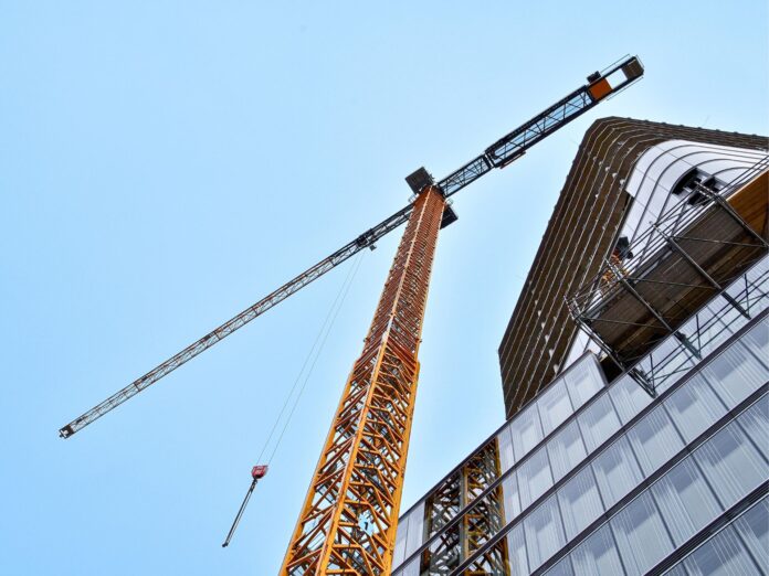 Ripresa dal basso di una gru a torre