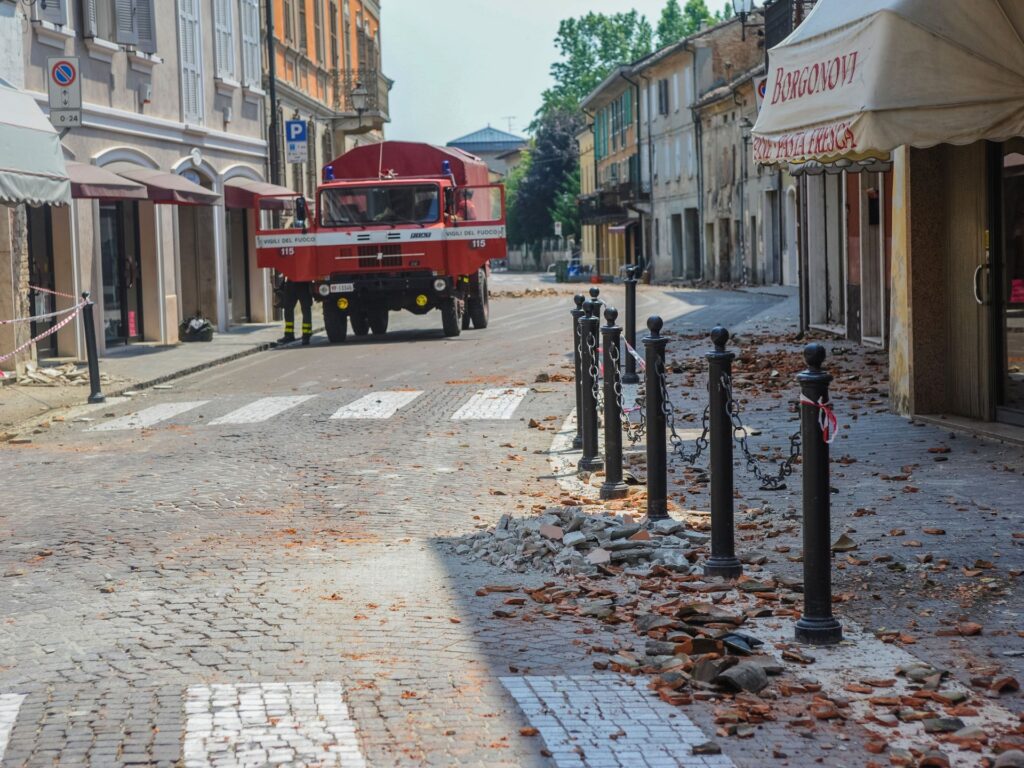 Intervento dei Vigili del Fuoco dopo un terremoto