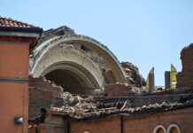 Dettaglio di un edificio danneggiato da un terremoto