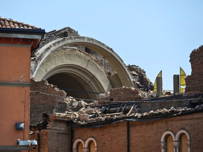 Dettaglio di un edificio danneggiato da un terremoto