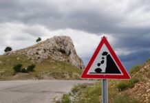 Un cartello che indica il rischio di frana